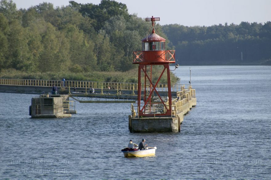 Polen. Wolin.  Fluss Swina oder Swine beim  Swinemünde
22. 9. 2005. Polen. Insel Wolin. Fluss Swina oder Swine beim  Ostseebad Swinemünde -  Swinoujscie. Fähre. Boote. Schiffe
Schlüsselwörter: 2005;Boot;Boote;Fluss;Fähre;Meer;Ostsee;Ostseebad;Polen;Strand;Swina;Swine;Swinemünde;Swinoujscie;Wolin