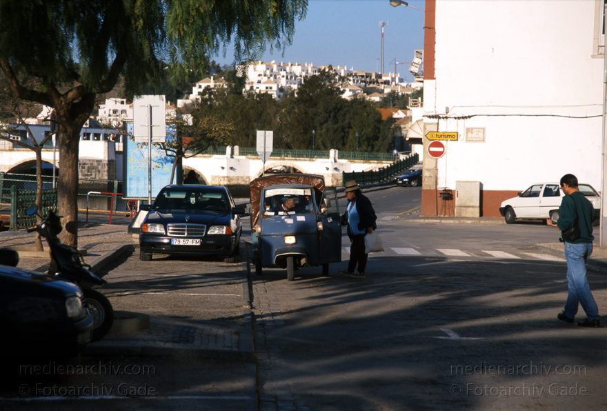 Portugal. Tavira
November 2000. Portugal. Tavira. Autos. Dreirädriges Taxi.
Schlüsselwörter: 2000;Portugal;Tavira