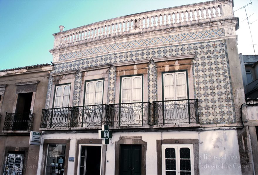 Portugal. Tavira
November 2000. Portugal. Tavira. Fassade mit Kacheln und Balkongittern.
Schlüsselwörter: 2000;Portugal;Tavira