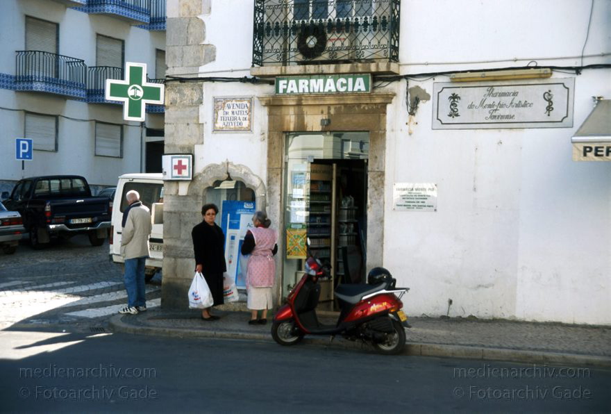 Portugal. Tavira
November 2000. Portugal. Tavira. Apotheke. Straßenszene. Motorrad. Roller.
Schlüsselwörter: 2000;Portugal;Tavira