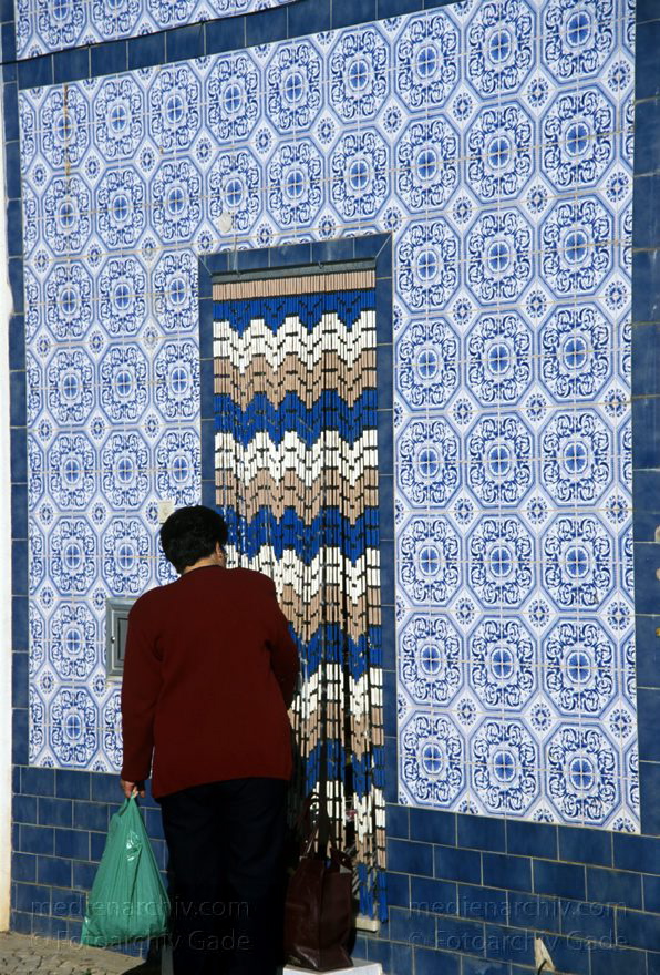 Portugal. Tavira
November 2000. Portugal. Tavira. Fliesen an einer Hausfassade. Frau mit Einkäufen vor dem Eingang. Mosaik
Schlüsselwörter: 2000;Mosaik;Portugal;Tavira