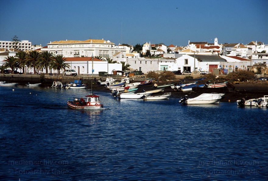 Portugal. Tavira
November 2000. Portugal. Tavira. Fischerboote am Ufer des Flusses Gilhão
Schlüsselwörter: 2000;Boote;Fluss;Gilao;Portugal;Tavira