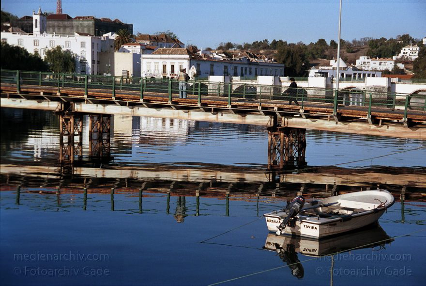 Portugal. Tavira
November 2000. Portugal. Tavira. Brücke über den Fluss Gilhão. Motorboot. Fischerboot.
Schlüsselwörter: 2000;Boote;Bruecke;Fluss;Gilao;Portugal;Tavira