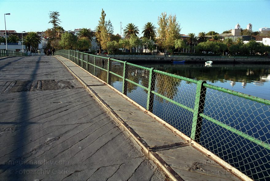 Portugal. Tavira
November 2000. Portugal. Tavira. Brücke über den Fluss Gilhão.
Schlüsselwörter: 2000;Bruecke;Fluss;Gilao;Portugal;Tavira