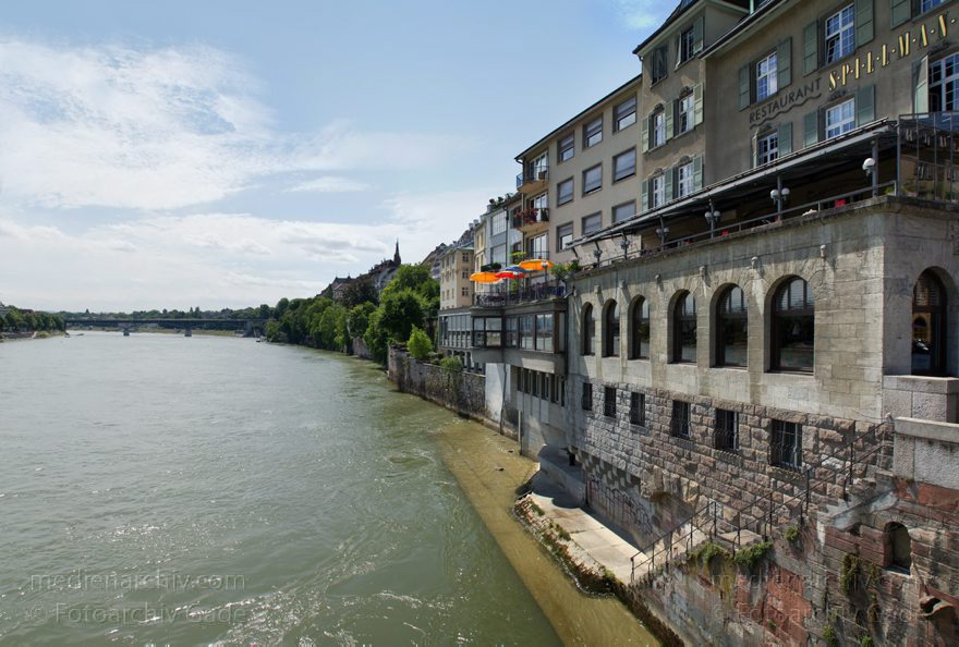 Schweiz. Basel. Fluss  Rhein
21. 6. 2011. Schweiz. Basel. Fluss Rhein. Rheinufer.
Schlüsselwörter: 2011;Basel;Basilea;Bâle;Fluss;Rhein;Rheinufer;River;Schweiz;Switzerland