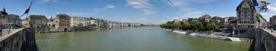 Schweiz. Basel. Fluss  Rhein
21. 6. 2011. Schweiz. Basel. Fluss Rhein. Rheinufer. (Panorama aus mehreren Einzelbildern)
Schlüsselwörter: Basel;Basilea;Bâle;Fluss;Panorama;Rhein;Rheinufer;River;Schweiz;2011;Switzerland