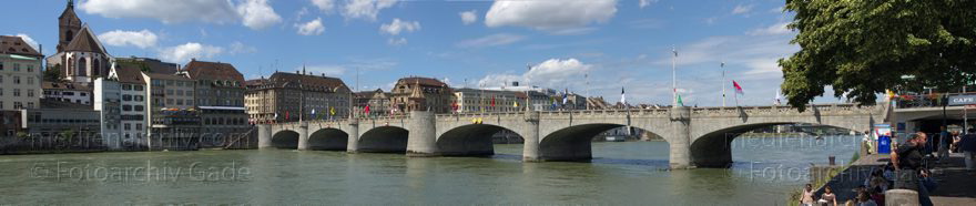 Schweiz. Basel. Fluss  Rhein
21. 6. 2011. Schweiz. Basel. Fluss Rhein. Rheinufer. (Panorama aus mehreren Einzelbildern)
Schlüsselwörter: 2011;Basel;Basilea;Bâle;Fluss;Panorama;Rhein;Rheinufer;River;Schweiz;Switzerland