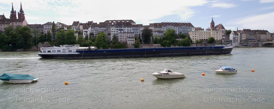 Schweiz. Basel. Fluss  Rhein
21. 6. 2011. Schweiz. Basel. Fluss Rhein. Rheinufer. (Panorama aus mehreren Einzelbildern)
Schlüsselwörter: 2011;Basel;Basilea;Bâle;Fluss;Panorama;Rhein;Rheinufer;River;Schweiz;Switzerland