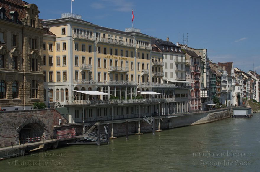 Schweiz. Basel. Am Fluss Rhein
21. 6. 2011. Schweiz. Basel. Am Fluss Rhein
Schlüsselwörter: 2011;Basel;Basilea;Bâle;Fluss;Rhein;River;Schweiz;Switzerland