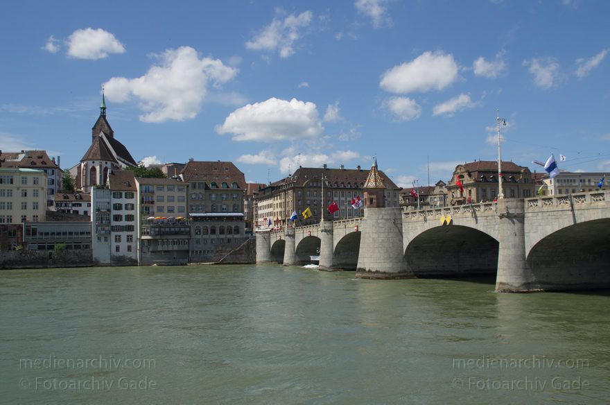 Schweiz. Basel. Am Fluss Rhein
21. 6. 2011. Schweiz. Basel. Am Fluss Rhein
Schlüsselwörter: 2011;Basel;Basilea;Bâle;Fluss;Rhein;River;Schweiz;Switzerland