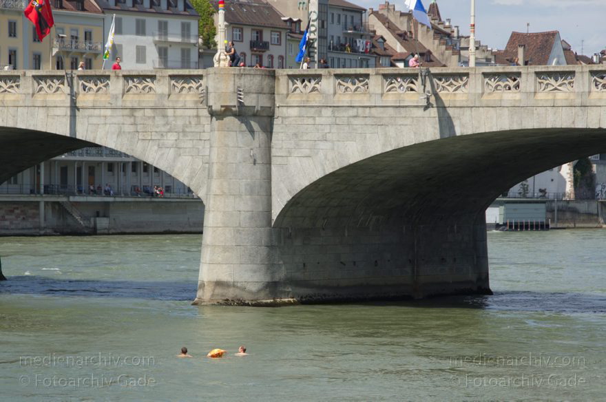 Schweiz. Basel. Am Fluss Rhein
21. 6. 2011. Schweiz. Basel. Am Fluss Rhein
Schlüsselwörter: 2011;Basel;Basilea;Bâle;Fluss;Rhein;River;Schweiz;Switzerland