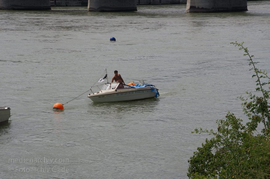 Schweiz. Basel. Sportboot an der Boje im Fluss Rhein
21. 6. 2011. Schweiz. Basel. Im Fluss Rhein liegen Sportboote an verankerten Bojen. Der Abstand zum Ufer beträgt ca. 15 Meter. Die Bootseigner werfen Wurfanker an langen Leinen zur Kette, die das Boot mit der Boje verbindet, hoffen, dass er festhakt und ziehen das Boot dann an das Ufer. Das klappt aber nicht immer und dann muss man zum Boot schwimmen. (Bild aus einer Fotoserie)
Schlüsselwörter: 2011;Basel;Basilea;Boote;Bâle;Fluss;Motorboote;Rhein;River;Schiffe;Schweiz;Sportboote;Switzerland