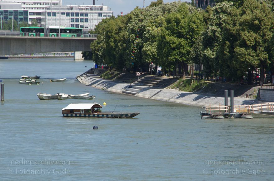 Schweiz. Basel. Basler Rheinfähren auf dem Fluss Rhein
21. 6. 2011. Schweiz. Basel. Basler Rheinfähren auf dem Fluss Rhein. Es gibt vier Fähren dieses Typs. Über den Rhein sind Stahlseile gespannt. Der Fähren werden von der Strömung des Rheins und entsprechender Ruderlage und Seilbefestigung über den Fluss getrieben.
Schlüsselwörter: 2011;Basel;Basilea;Boote;Bâle;Fluss;Fähren;Rhein;Rheinfähren;River;Schiffe;Schweiz;Switzerland