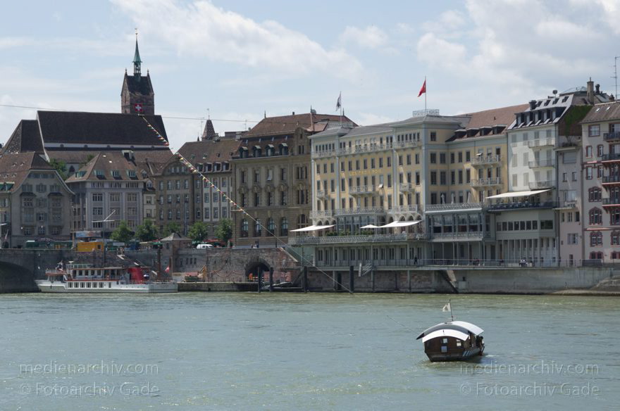 Schweiz. Basel. Basler Rheinfähren auf dem Fluss Rhein
21. 6. 2011. Schweiz. Basel. Basler Rheinfähren auf dem Fluss Rhein. Es gibt vier Fähren dieses Typs. Über den Rhein sind Stahlseile gespannt. Der Fähren werden von der Strömung des Rheins und entsprechender Ruderlage und Seilbefestigung über den Fluss getrieben.
Schlüsselwörter: 2011;Basel;Basilea;Boote;Bâle;Fluss;Fähren;Rhein;Rheinfähren;River;Schiffe;Schweiz;Switzerland