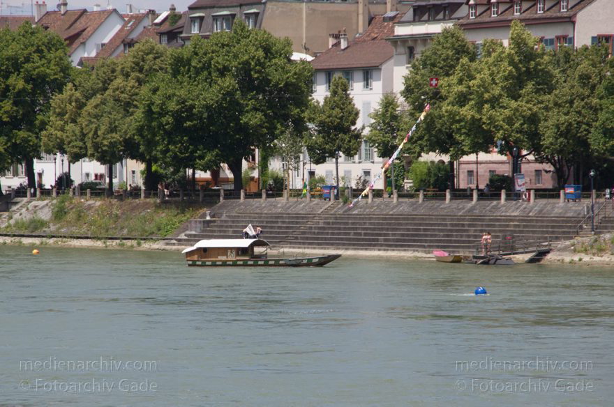 Schweiz. Basel. Basler Rheinfähren auf dem Fluss Rhein
21. 6. 2011. Schweiz. Basel. Basler Rheinfähren auf dem Fluss Rhein. Es gibt vier Fähren dieses Typs. Über den Rhein sind Stahlseile gespannt. Der Fähren werden von der Strömung des Rheins und entsprechender Ruderlage und Seilbefestigung über den Fluss getrieben.
Schlüsselwörter: 2011;Basel;Basilea;Boote;Bâle;Fluss;Fähren;Rhein;Rheinfähren;River;Schiffe;Schweiz;Switzerland