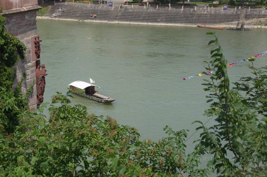 Schweiz. Basel. Basler Rheinfähren auf dem Fluss Rhein
21. 6. 2011. Schweiz. Basel. Basler Rheinfähren auf dem Fluss Rhein. Es gibt vier Fähren dieses Typs. Über den Rhein sind Stahlseile gespannt. Der Fähren werden von der Strömung des Rheins und entsprechender Ruderlage und Seilbefestigung über den Fluss getrieben.
Schlüsselwörter: 2011;Basel;Basilea;Boote;Bâle;Fluss;Fähren;Rhein;Rheinfähren;River;Schiffe;Schweiz;Switzerland