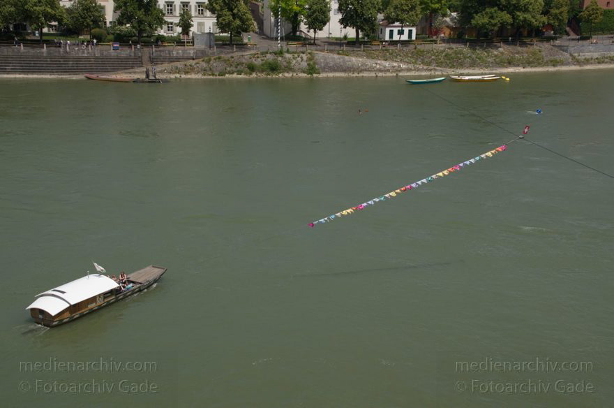 Schweiz. Basel. Basler Rheinfähren auf dem Fluss Rhein
21. 6. 2011. Schweiz. Basel. Basler Rheinfähren auf dem Fluss Rhein. Es gibt vier Fähren dieses Typs. Über den Rhein sind Stahlseile gespannt. Der Fähren werden von der Strömung des Rheins und entsprechender Ruderlage und Seilbefestigung über den Fluss getrieben.
Schlüsselwörter: 2011;Basel;Basilea;Boote;Bâle;Fluss;Fähren;Rhein;Rheinfähren;River;Schiffe;Schweiz;Switzerland