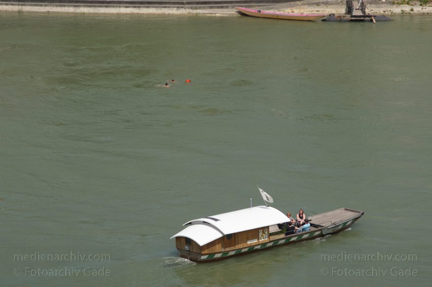 Schweiz. Basel. Basler Rheinfähren auf dem Fluss Rhein
21. 6. 2011. Schweiz. Basel. Basler Rheinfähren auf dem Fluss Rhein. Es gibt vier Fähren dieses Typs. Über den Rhein sind Stahlseile gespannt. Der Fähren werden von der Strömung des Rheins und entsprechender Ruderlage und Seilbefestigung über den Fluss getrieben.
Schlüsselwörter: 2011;Basel;Basilea;Boote;Bâle;Fluss;Fähren;Rhein;Rheinfähren;River;Schiffe;Schweiz;Switzerland