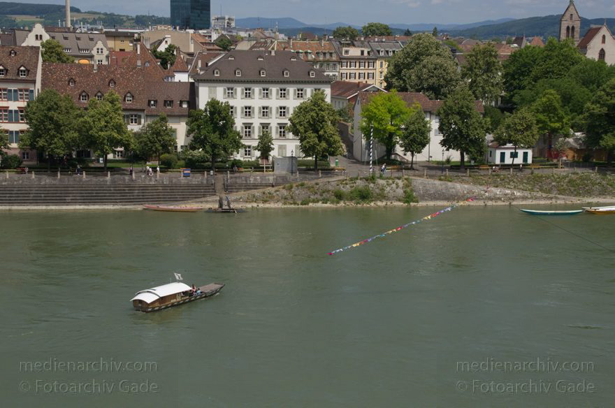 Schweiz. Basel. Basler Rheinfähren auf dem Fluss Rhein
21. 6. 2011. Schweiz. Basel. Basler Rheinfähren auf dem Fluss Rhein. Es gibt vier Fähren dieses Typs. Über den Rhein sind Stahlseile gespannt. Der Fähren werden von der Strömung des Rheins und entsprechender Ruderlage und Seilbefestigung über den Fluss getrieben.
Schlüsselwörter: 2011;Basel;Basilea;Boote;Bâle;Fluss;Fähren;Rhein;Rheinfähren;River;Schiffe;Schweiz;Switzerland