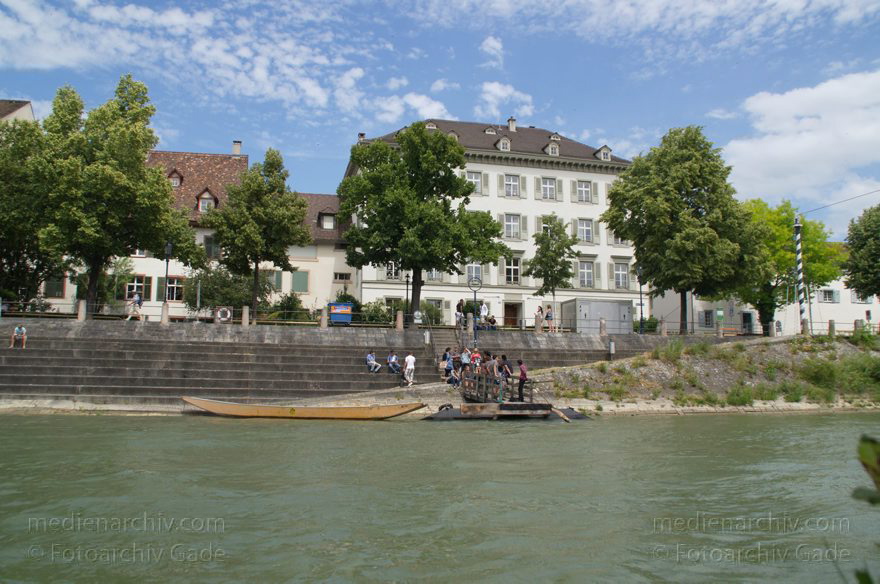 Schweiz. Basel. Basler Rheinfähren auf dem Fluss Rhein
21. 6. 2011. Schweiz. Basel. Basler Rheinfähren auf dem Fluss Rhein. Es gibt vier Fähren dieses Typs. Über den Rhein sind Stahlseile gespannt. Der Fähren werden von der Strömung des Rheins und entsprechender Ruderlage und Seilbefestigung über den Fluss getrieben.
Schlüsselwörter: 2011;Basel;Basilea;Bâle;Fluss;Fähren;Rhein;Rheinfähren;River;Schweiz;Switzerland