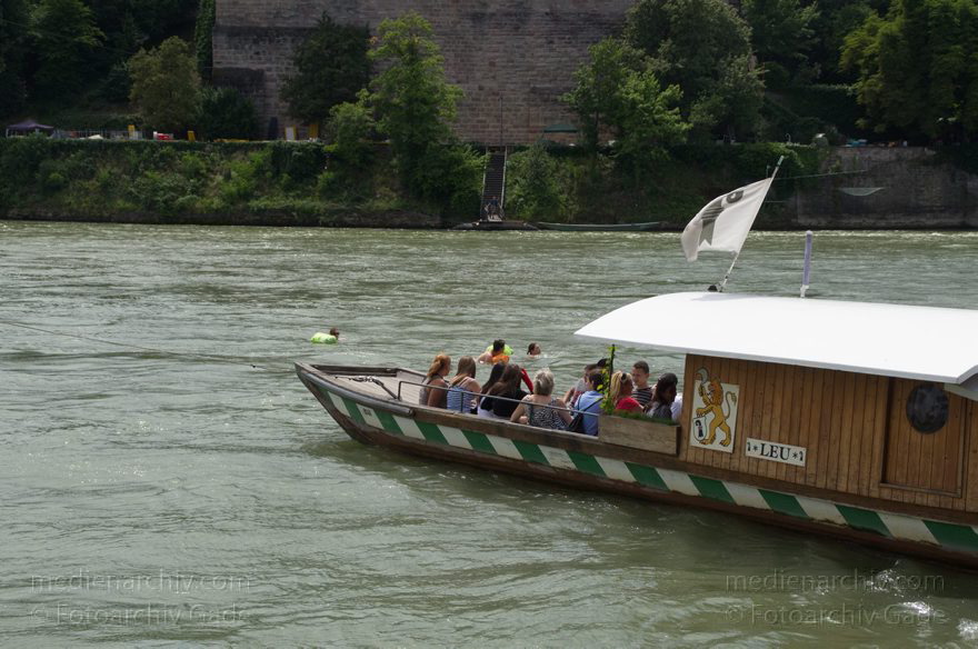 Schweiz. Basel. Basler Rheinfähren auf dem Fluss Rhein
21. 6. 2011. Schweiz. Basel. Basler Rheinfähren auf dem Fluss Rhein. Es gibt vier Fähren dieses Typs. Über den Rhein sind Stahlseile gespannt. Der Fähren werden von der Strömung des Rheins und entsprechender Ruderlage und Seilbefestigung über den Fluss getrieben.
Schlüsselwörter: 2011;Basel;Basilea;Boote;Bâle;Fluss;Fähren;Rhein;Rheinfähren;River;Schiffe;Schweiz;Switzerland