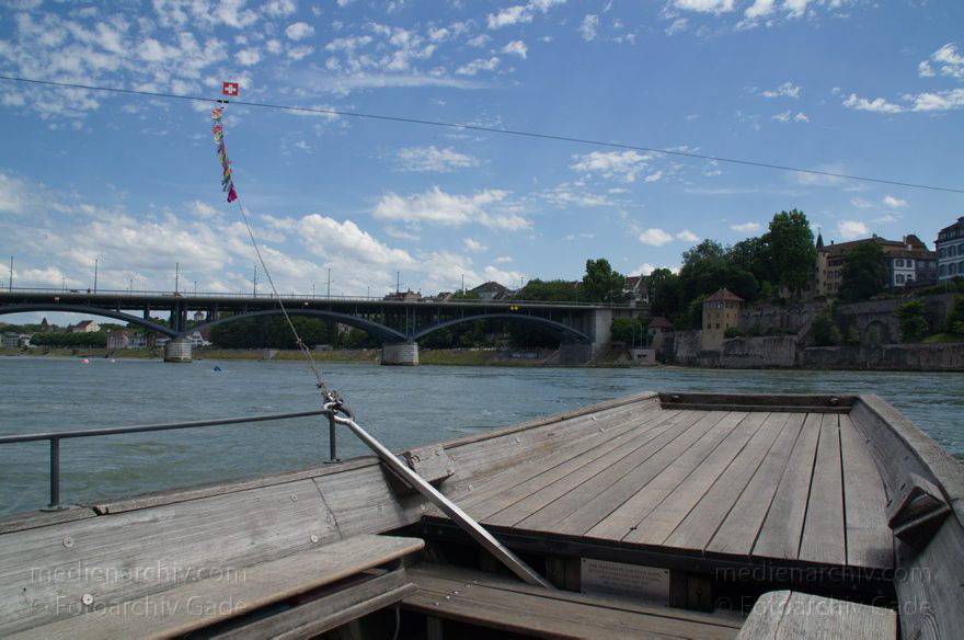 Schweiz. Basel. Basler Rheinfähren auf dem Fluss Rhein
21. 6. 2011. Schweiz. Basel. Basler Rheinfähren auf dem Fluss Rhein. Es gibt vier Fähren dieses Typs. Über den Rhein sind Stahlseile gespannt. Der Fähren werden von der Strömung des Rheins und entsprechender Ruderlage und Seilbefestigung über den Fluss getrieben.
Schlüsselwörter: 2011;Basel;Basilea;Boote;Bâle;Fluss;Fähren;Rhein;Rheinfähren;River;Schiffe;Schweiz;Switzerland