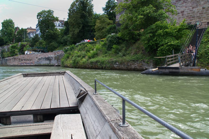 Schweiz. Basel. Basler Rheinfähren auf dem Fluss Rhein
21. 6. 2011. Schweiz. Basel. Basler Rheinfähren auf dem Fluss Rhein. Es gibt vier Fähren dieses Typs. Über den Rhein sind Stahlseile gespannt. Der Fähren werden von der Strömung des Rheins und entsprechender Ruderlage und Seilbefestigung über den Fluss getrieben.
Schlüsselwörter: 2011;Basel;Basilea;Boote;Bâle;Fluss;Fähren;Rhein;Rheinfähren;River;Schiffe;Schweiz;Switzerland