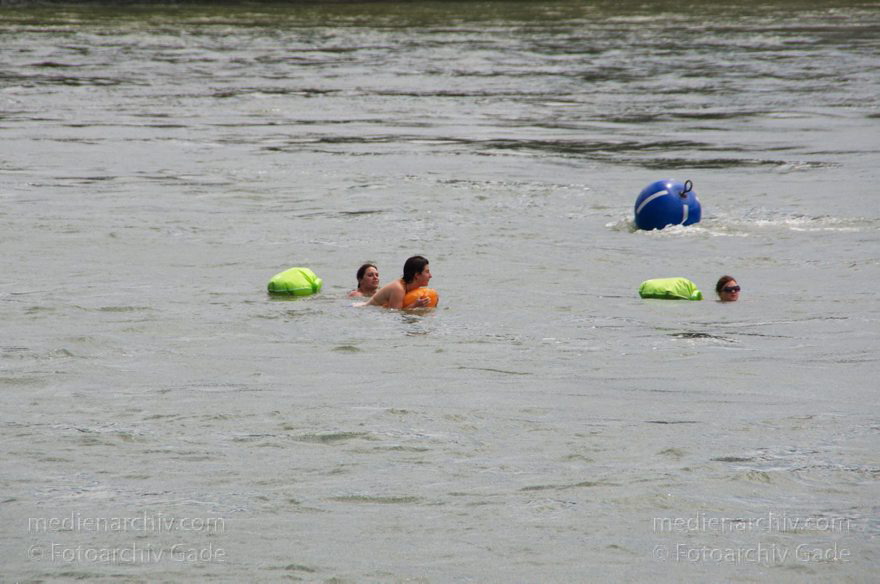 Schweiz. Basel. Rheinschwimmer im Fluss Rhein. Schwimmen.
21. 6. 2011. Schweiz. Basel. Schwimmen im Fluss Rhein. Die Rheinschwimmer lassen sich treiben und haben in wasserdichten, schwimmenden Säcken ihre Kleidung dabei.  Wassersport.
Schlüsselwörter: 2011;Basel;Basilea;Bâle;Fluss;Rhein;Rheinschwimmer;River;Schweiz;Schwimmen;Switzerland