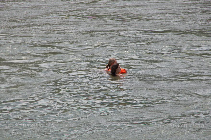 Schweiz. Basel. Rheinschwimmer im Fluss Rhein. Schwimmen.
21. 6. 2011. Schweiz. Basel. Schwimmen im Fluss Rhein. Die Rheinschwimmer lassen sich treiben und haben in wasserdichten, schwimmenden Säcken ihre Kleidung dabei.  Wassersport.
Schlüsselwörter: 2011;Basel;Basilea;Bâle;Fluss;Rhein;Rheinschwimmer;River;Schweiz;Schwimmen;Switzerland