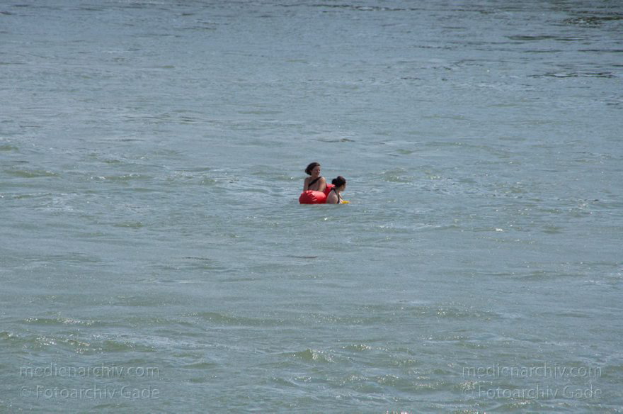 Schweiz. Basel. Rheinschwimmer im Fluss Rhein. Schwimmen.
21. 6. 2011. Schweiz. Basel. Schwimmen im Fluss Rhein. Die Rheinschwimmer lassen sich treiben und haben in wasserdichten, schwimmenden Säcken ihre Kleidung dabei.  Wassersport.
Schlüsselwörter: 2011;Basel;Basilea;Bâle;Fluss;Rhein;Rheinschwimmer;River;Schweiz;Schwimmen;Switzerland
