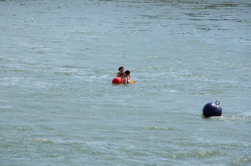 Schweiz. Basel. Rheinschwimmer im Fluss Rhein. Schwimmen.
21. 6. 2011. Schweiz. Basel. Schwimmen im Fluss Rhein. Die Rheinschwimmer lassen sich treiben und haben in wasserdichten, schwimmenden Säcken ihre Kleidung dabei.  Wassersport.
Schlüsselwörter: 2011;Basel;Basilea;Bâle;Fluss;Rhein;Rheinschwimmer;River;Schweiz;Schwimmen;Switzerland