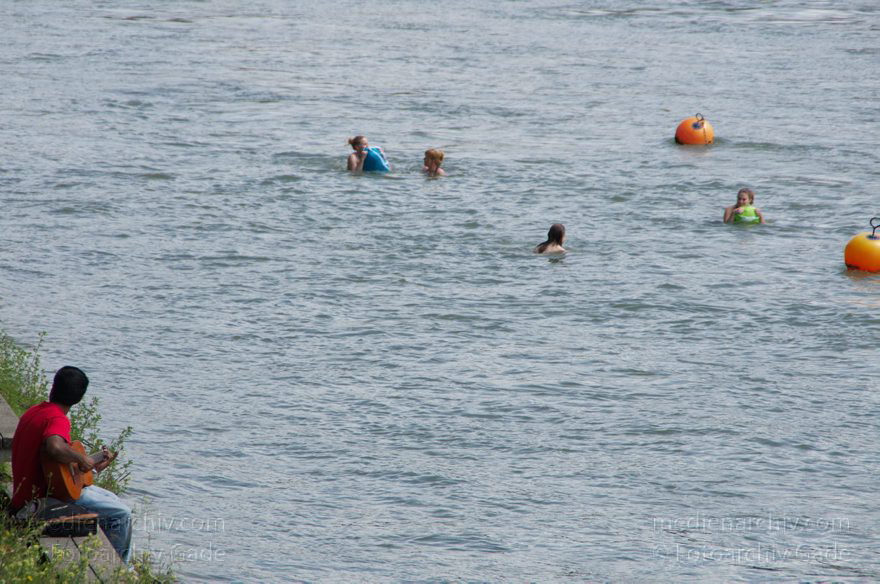 Schweiz. Basel. Rheinschwimmer im Fluss Rhein. Schwimmen.
21. 6. 2011. Schweiz. Basel. Schwimmen im Fluss Rhein. Die Rheinschwimmer lassen sich treiben und haben in wasserdichten, schwimmenden Säcken ihre Kleidung dabei.  Wassersport.
Schlüsselwörter: 2011;Basel;Basilea;Bâle;Fluss;Rhein;Rheinschwimmer;River;Schweiz;Schwimmen;Switzerland