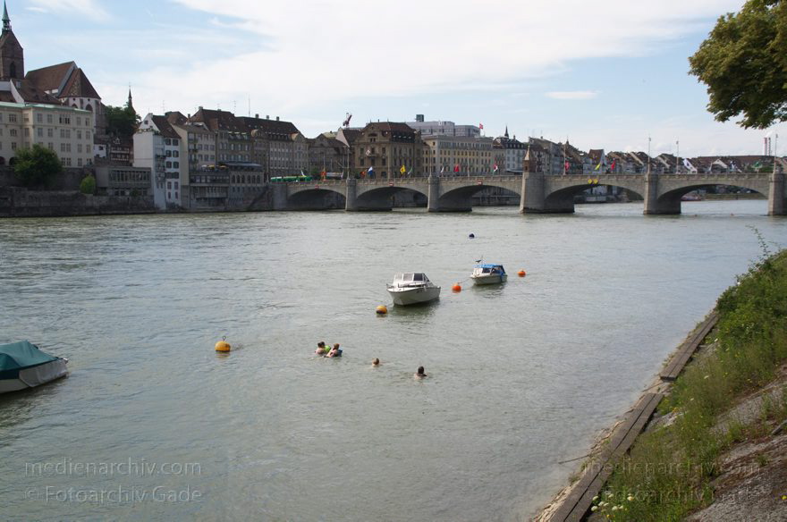 Schweiz. Basel. Rheinschwimmer im Fluss Rhein. Schwimmen.
21. 6. 2011. Schweiz. Basel. Schwimmen im Fluss Rhein. Die Rheinschwimmer lassen sich treiben und haben in wasserdichten, schwimmenden Säcken ihre Kleidung dabei.  Wassersport.
Schlüsselwörter: 2011;Basel;Basilea;Bâle;Fluss;Rhein;Rheinschwimmer;River;Schweiz;Schwimmen;Switzerland