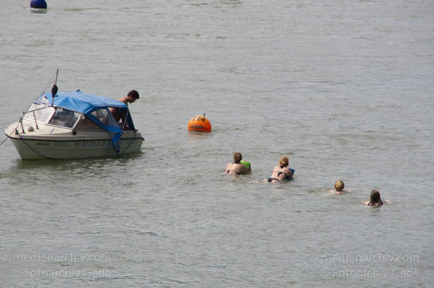 Schweiz. Basel. Rheinschwimmer im Fluss Rhein. Schwimmen.
21. 6. 2011. Schweiz. Basel. Schwimmen im Fluss Rhein. Die Rheinschwimmer lassen sich treiben und haben in wasserdichten, schwimmenden Säcken ihre Kleidung dabei.  Wassersport.
Schlüsselwörter: 2011;Basel;Basilea;Boote;Bâle;Fluss;Rhein;Rheinschwimmer;River;Schiffe;Schweiz;Schwimmen;Switzerland