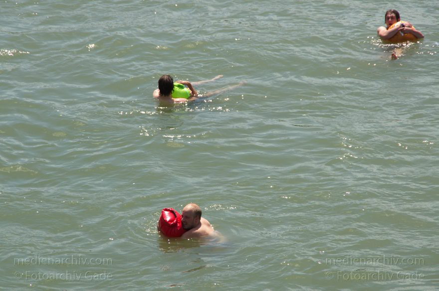 Schweiz. Basel. Rheinschwimmer im Fluss Rhein. Schwimmen.
21. 6. 2011. Schweiz. Basel. Schwimmen im Fluss Rhein. Die Rheinschwimmer lassen sich treiben und haben in wasserdichten, schwimmenden Säcken ihre Kleidung dabei.  Wassersport.
Schlüsselwörter: 2011;Basel;Basilea;Bâle;Fluss;Rhein;Rheinschwimmer;River;Schweiz;Schwimmen;Switzerland