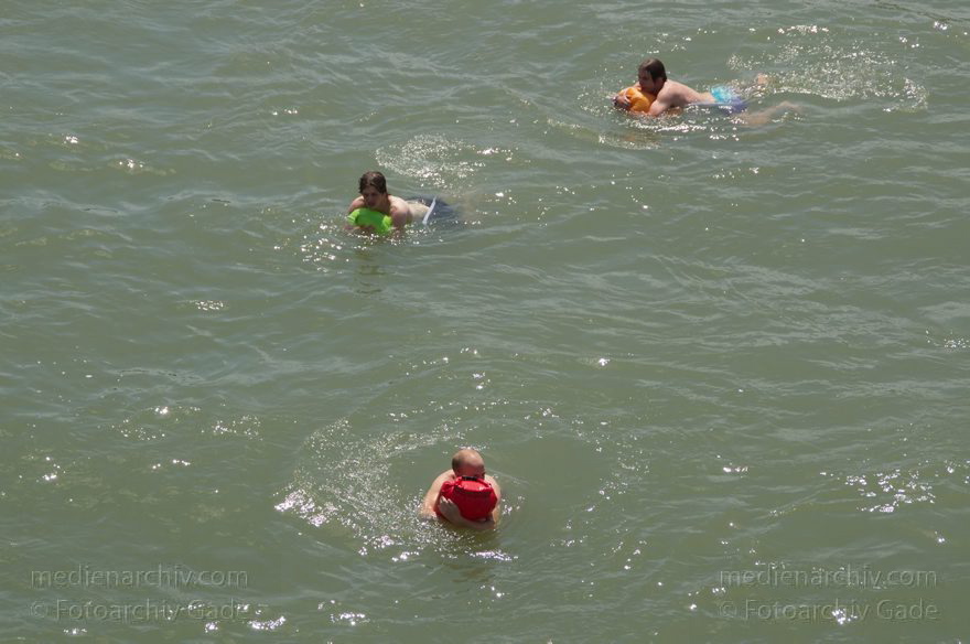 Schweiz. Basel. Rheinschwimmer im Fluss Rhein. Schwimmen.
21. 6. 2011. Schweiz. Basel. Schwimmen im Fluss Rhein. Die Rheinschwimmer lassen sich treiben und haben in wasserdichten, schwimmenden Säcken ihre Kleidung dabei.  Wassersport.
Schlüsselwörter: 2011;Basel;Basilea;Bâle;Fluss;Rhein;Rheinschwimmer;River;Schweiz;Schwimmen;Switzerland