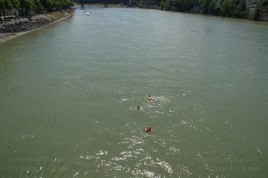 Schweiz. Basel. Rheinschwimmer im Fluss Rhein. Schwimmen.
21. 6. 2011. Schweiz. Basel. Schwimmen im Fluss Rhein. Die Rheinschwimmer lassen sich treiben und haben in wasserdichten, schwimmenden Säcken ihre Kleidung dabei.  Wassersport.
Schlüsselwörter: 2011;Basel;Basilea;Bâle;Fluss;Rhein;Rheinschwimmer;River;Schweiz;Schwimmen;Switzerland