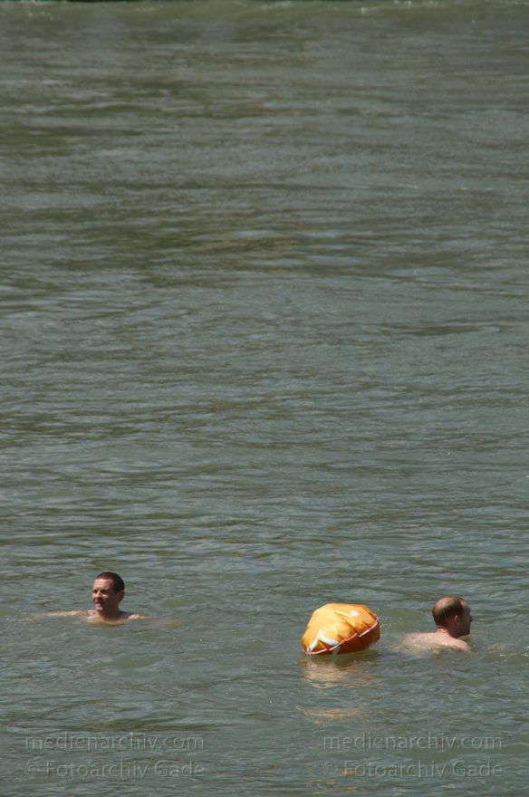 Schweiz. Basel. Rheinschwimmer im Fluss Rhein. Schwimmen.
21. 6. 2011. Schweiz. Basel. Schwimmen im Fluss Rhein. Die Rheinschwimmer lassen sich treiben und haben in wasserdichten, schwimmenden Säcken ihre Kleidung dabei.  Wassersport.
Schlüsselwörter: 2011;Basel;Basilea;Bâle;Fluss;Rhein;Rheinschwimmer;River;Schweiz;Schwimmen;Switzerland