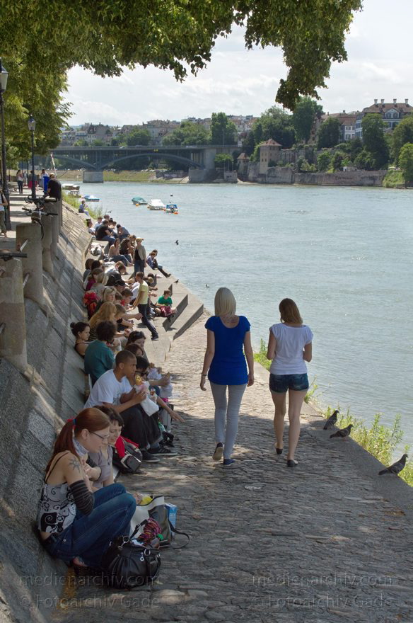Schweiz. Basel. Pause auf den Terrassen am Ufer des Flusses Rhein.
21. 6. 2011. Schweiz. Basel. Mittagspause auf den Terrassen am Ufer des Flusses Rhein.
Schlüsselwörter: 2011;Basel;Basilea;Bâle;Fluss;Rhein;River;Schweiz;Switzerland