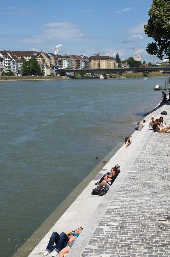 Schweiz. Basel. Pause auf den Terrassen am Ufer des Flusses Rhein.
21. 6. 2011. Schweiz. Basel. Mittagspause auf den Terrassen am Ufer des Flusses Rhein.
Schlüsselwörter: 2011;Basel;Basilea;Bâle;Fluss;Rhein;River;Schweiz;Switzerland
