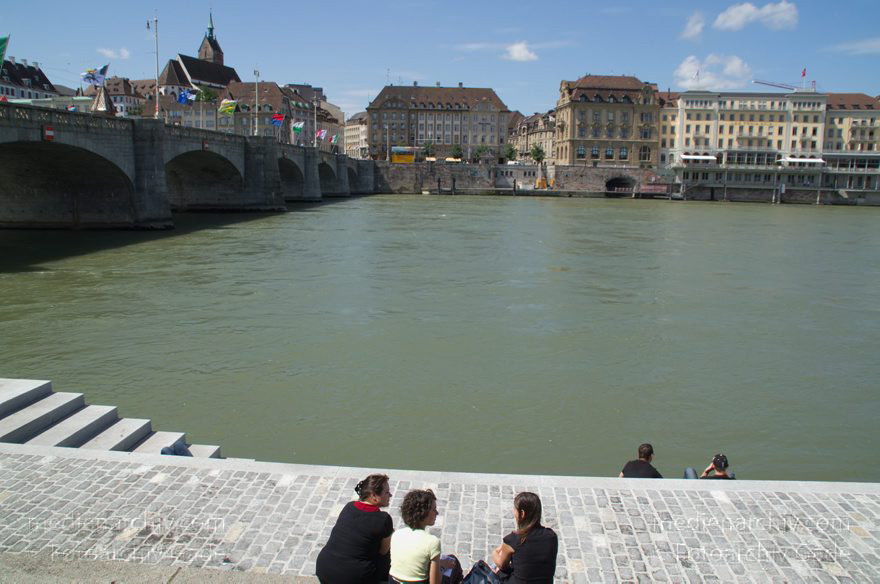 Schweiz. Basel. Pause auf den Terrassen am Ufer des Flusses Rhein.
21. 6. 2011. Schweiz. Basel. Mittagspause auf den Terrassen am Ufer des Flusses Rhein.
Schlüsselwörter: 2011;Basel;Basilea;Bâle;Fluss;Rhein;River;Schweiz;Switzerland