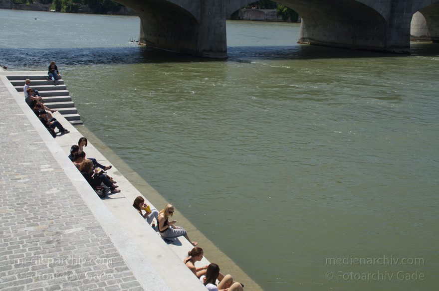 Schweiz. Basel. Pause auf den Terrassen am Ufer des Flusses Rhein.
21. 6. 2011. Schweiz. Basel. Mittagspause auf den Terrassen am Ufer des Flusses Rhein.
Schlüsselwörter: 2011;Basel;Basilea;Bâle;Fluss;Rhein;River;Schweiz;Switzerland