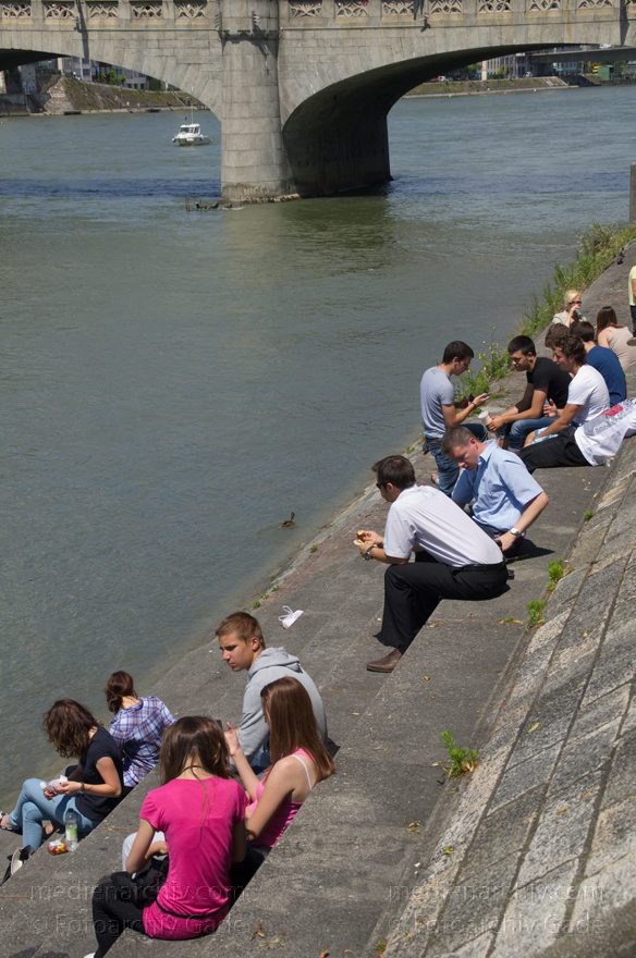 Schweiz. Basel. Pause auf den Terrassen am Ufer des Flusses Rhein.
21. 6. 2011. Schweiz. Basel. Mittagspause auf den Terrassen am Ufer des Flusses Rhein.
Schlüsselwörter: 2011;Basel;Basilea;Bâle;Fluss;Rhein;River;Schweiz;Switzerland