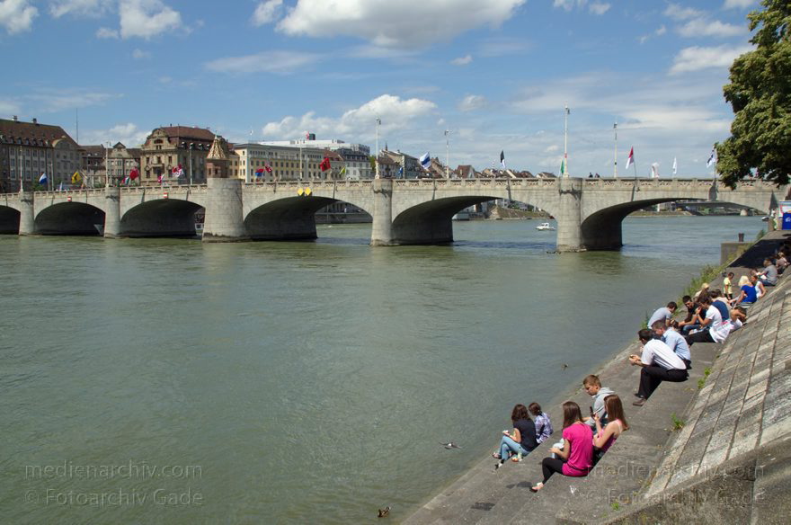 Schweiz. Basel. Pause auf den Terrassen am Ufer des Flusses Rhein.
21. 6. 2011. Schweiz. Basel. Mittagspause auf den Terrassen am Ufer des Flusses Rhein.
Schlüsselwörter: 2011;Basel;Basilea;Bâle;Fluss;Rhein;River;Schweiz;Switzerland