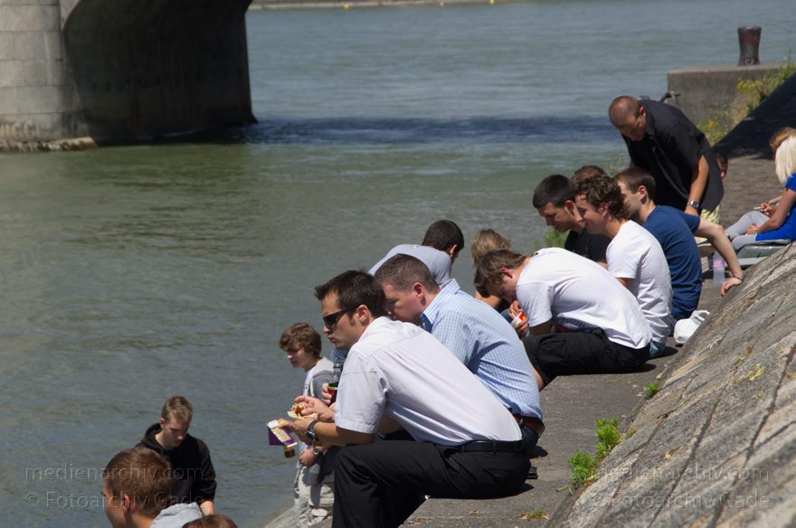 Schweiz. Basel. Pause auf den Terrassen am Ufer des Flusses Rhein.
21. 6. 2011. Schweiz. Basel. Mittagspause auf den Terrassen am Ufer des Flusses Rhein.
Schlüsselwörter: 2011;Basel;Basilea;Bâle;Fluss;Rhein;River;Schweiz;Switzerland