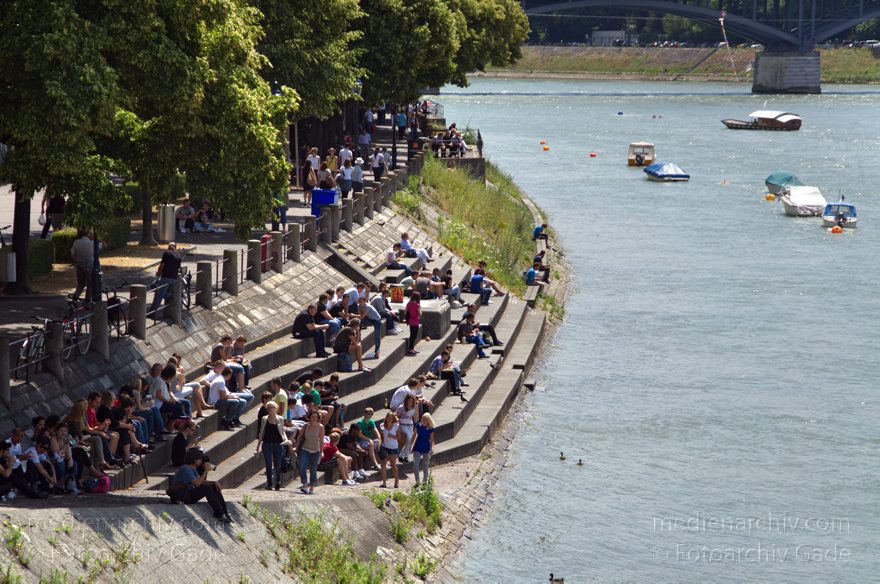 Schweiz. Basel. Pause auf den Terrassen am Ufer des Flusses Rhein.
21. 6. 2011. Schweiz. Basel. Mittagspause auf den Terrassen am Ufer des Flusses Rhein.
Schlüsselwörter: 2011;Basel;Basilea;Bâle;Fluss;Rhein;River;Schweiz;Switzerland