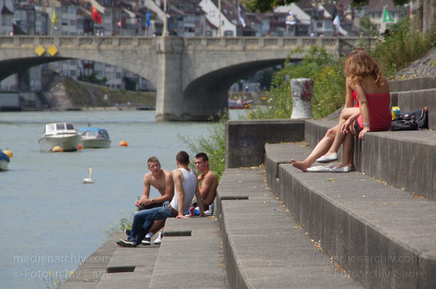 Schweiz. Basel. Pause auf den Terrassen am Ufer des Flusses Rhein.
21. 6. 2011. Schweiz. Basel. Mittagspause auf den Terrassen am Ufer des Flusses Rhein.
Schlüsselwörter: 2011;Basel;Basilea;Bâle;Fluss;Rhein;River;Schweiz;Switzerland