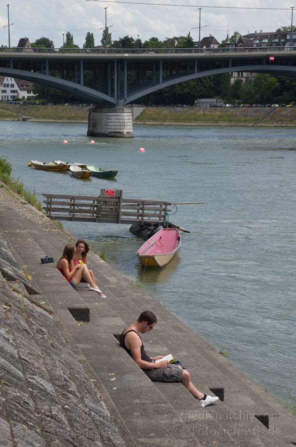 Schweiz. Basel. Pause auf den Terrassen am Ufer des Flusses Rhein.
21. 6. 2011. Schweiz. Basel. Mittagspause auf den Terrassen am Ufer des Flusses Rhein.
Schlüsselwörter: 2011;Basel;Basilea;Bâle;Fluss;Rhein;River;Schweiz;Switzerland