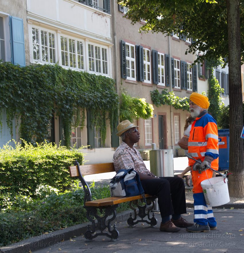 Schweiz. Basel. Reinigungskraft mit Turban. Migranten. Einwanderer
2. 8. 2011. Schweiz. Basel. Reinigungskraft mit Turban. Migranten. Einwanderer
Schlüsselwörter: 2011;Basel;Basilea;Bâle;Einwanderer;Migranten;Reinigungskraft;Schweiz;Switzerland