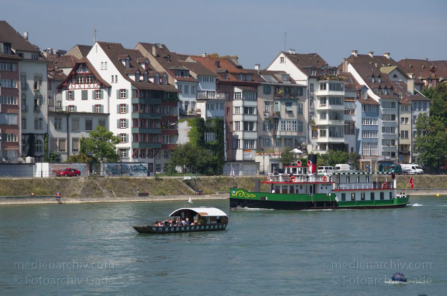 Schweiz. Basel. Fähre auf dem Fluss Rhein
2. 8. 2011. Schweiz. Basel. Fähre auf dem Fluss Rhein. Boote. Schiffe
Schlüsselwörter: 2011;Ausflugsdampfer;Basel;Basilea;Boote;Bâle;Fahrgastschiff;Fluss;Rhein;Schiffe;Schweiz;Switzerland